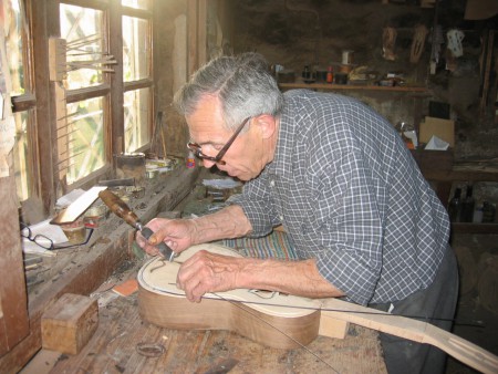 Sr. Domingos- Artesão de Violas